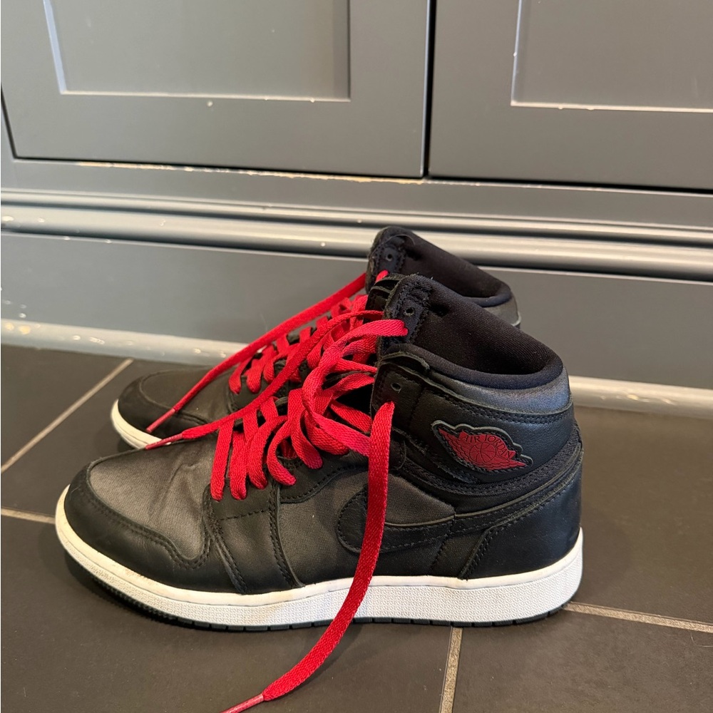 Nike Kids Black Sneakers with Red Laces